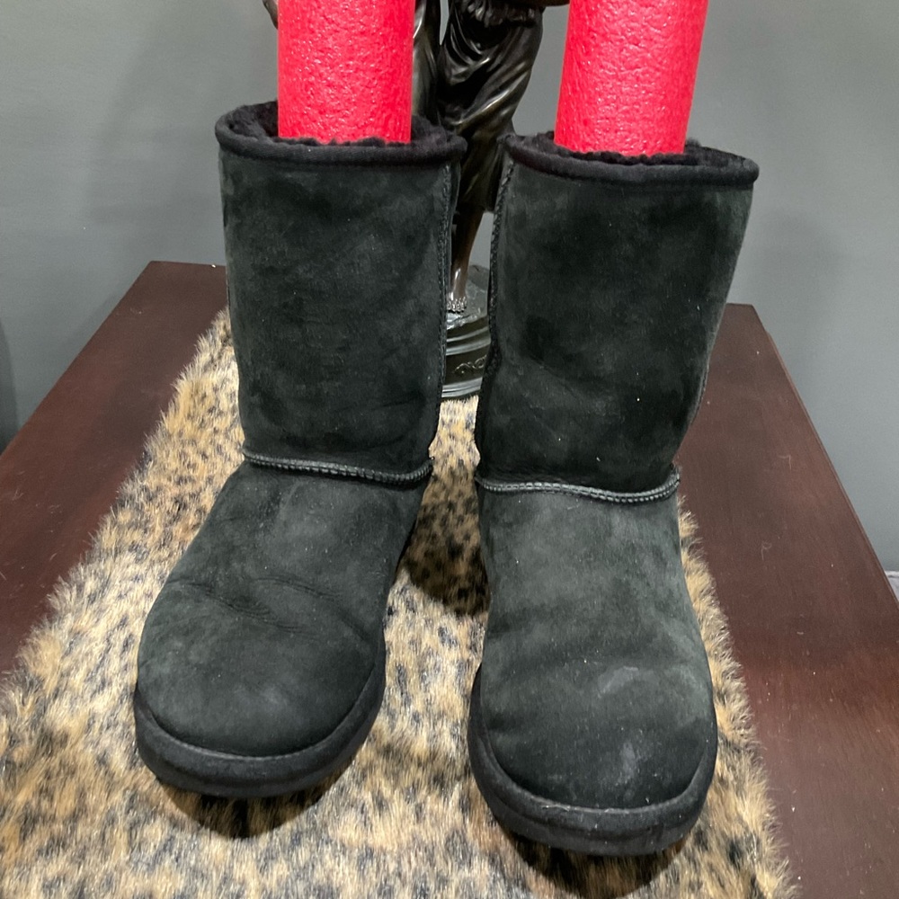 UGG CLASSIC SHORT BOOTS